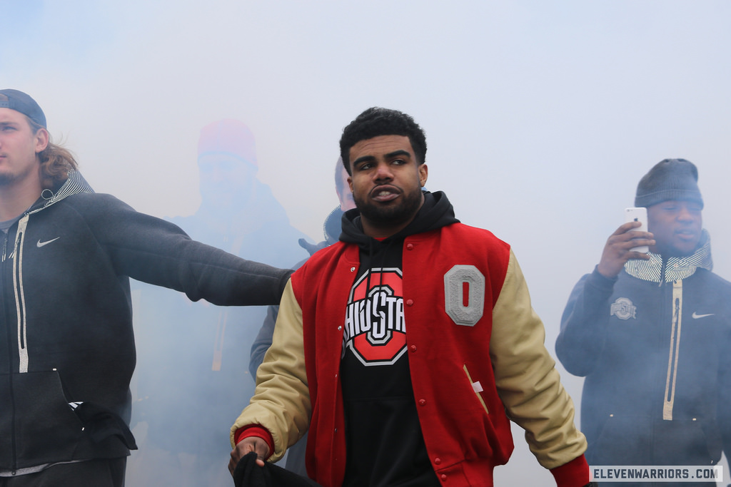 Ezekiel Elliott staying engaged in spring practice, despite wrist