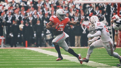 Ezekiel Elliott carries the ball.