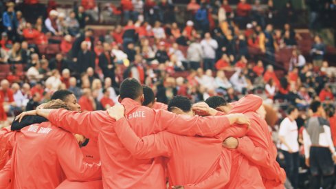 Ohio State huddles before playing Maryland.