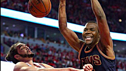 Joakim Noah gets posterized by Cardale Jones