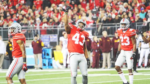 Darron Lee pumps up the crowd. 