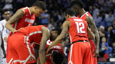 Ohio State huddles against Kentucky.