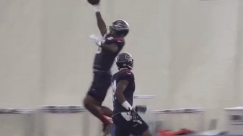 Braxton Miler makes ridiculous one-handed catch.