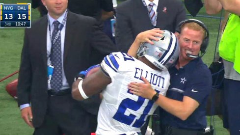 Ezekiel Elliott first touchdown run of 2016.