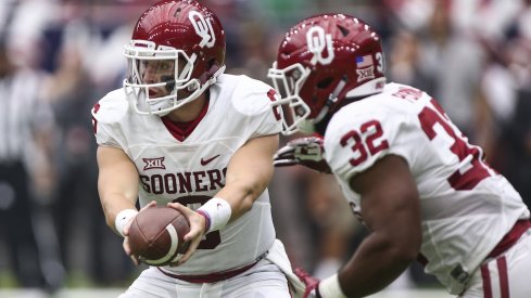 Oklahoma quarterback Baker Mayfield hands off to Samaje Perine.