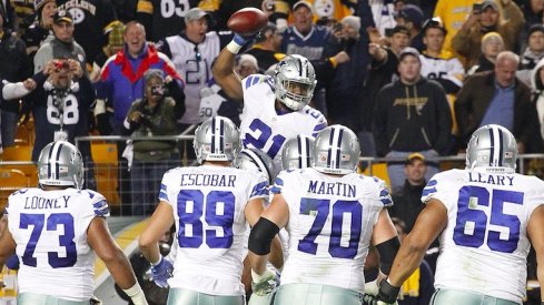 Ezekiel Elliott celebrates with his offensive line against Pittsburgh.