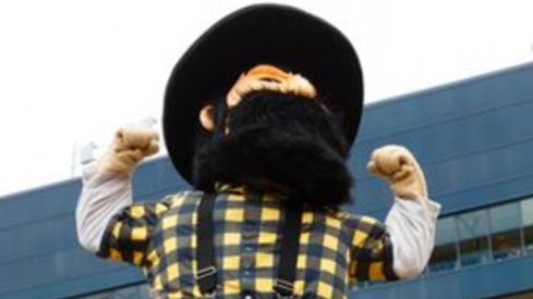 Yosef the Mountaineer, flexing on the Big House.