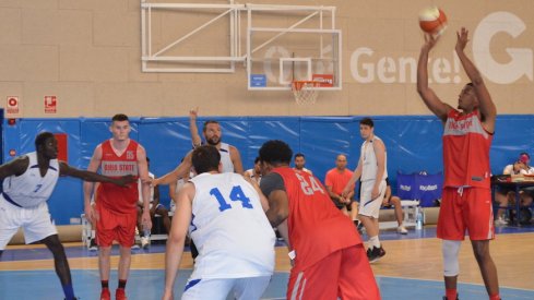 Kaleb Wesson shoots a free throw.